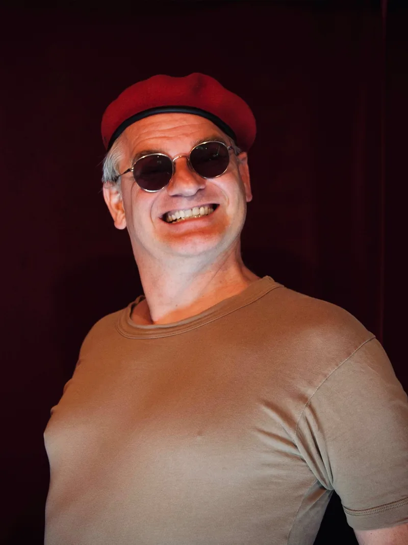 Ausbilder Schmidt lachend mit rotem Barett und Sonnenbrille